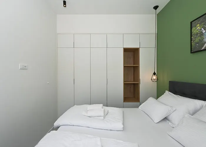 Steps From Palace & Riva - Old Town Pine Apartment