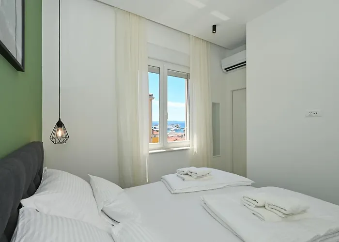 Apartment Steps From Palace & Riva - Old Town Pine