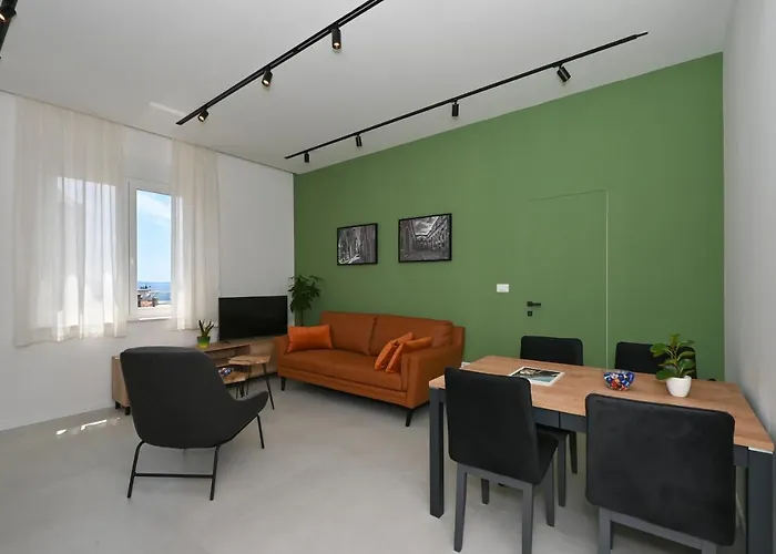 Steps From Palace & Riva - Old Town Pine Apartment Split