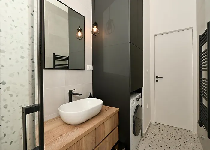 Steps From Palace & Riva - Old Town Pine Apartment Split