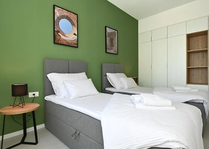 Apartment Steps From Palace & Riva - Old Town Pine