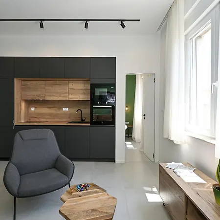 Steps From Palace & Riva - Old Town Pine 스플리트
