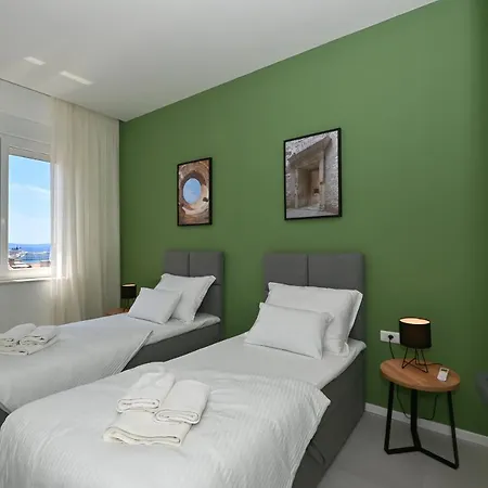 Apartman Steps From Palace & Riva - Old Town Pine Split