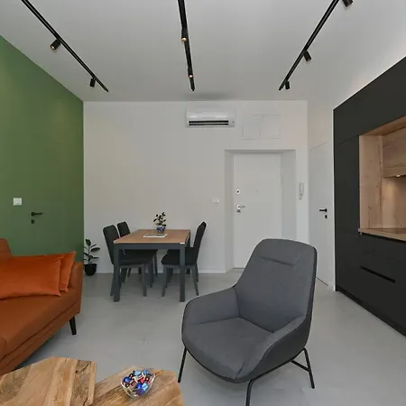 Steps From Palace & Riva - Old Town Pine Split