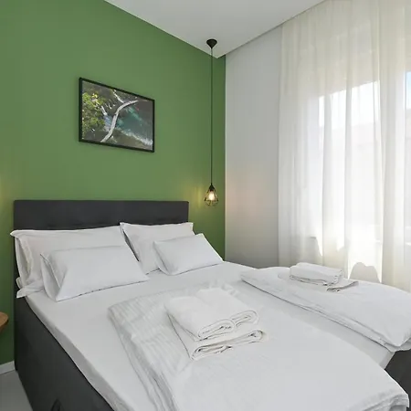 Lejlighed Steps From Palace & Riva - Old Town Pine Split