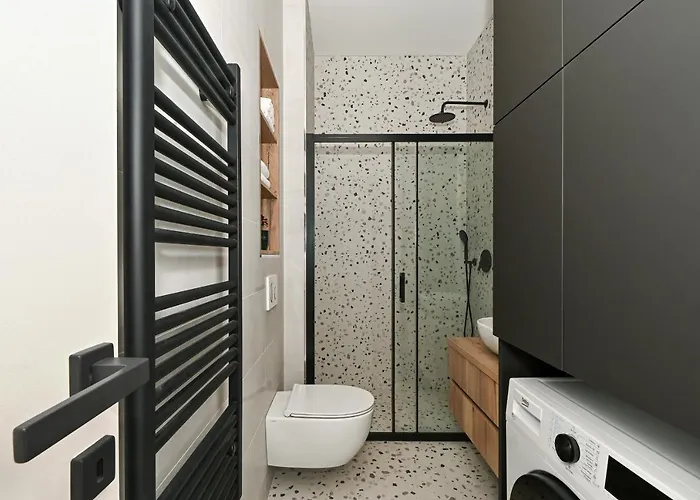 Steps From Palace & Riva - Old Town Pine *