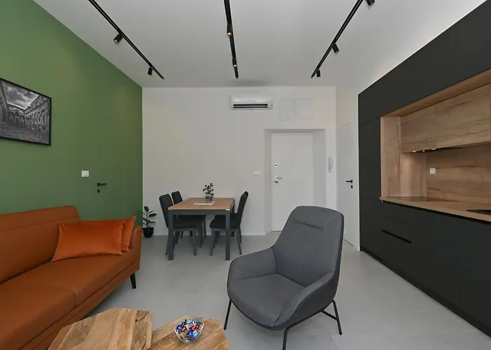 Steps From Palace & Riva - Old Town Pine Split