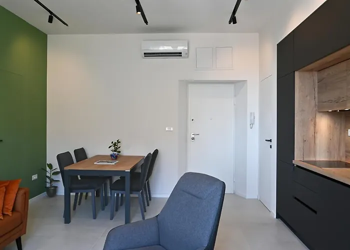 Steps From Palace & Riva - Old Town Pine